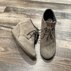 Toms • Tan suede wedge bootie
